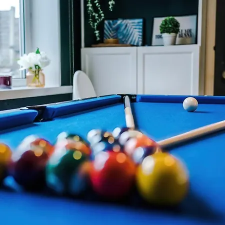 Stylish Home, Sleeps 7, Pool Table, Free Parking, Free Wi-fi, Full Kitchen, Perfect For Groups Appartamento *