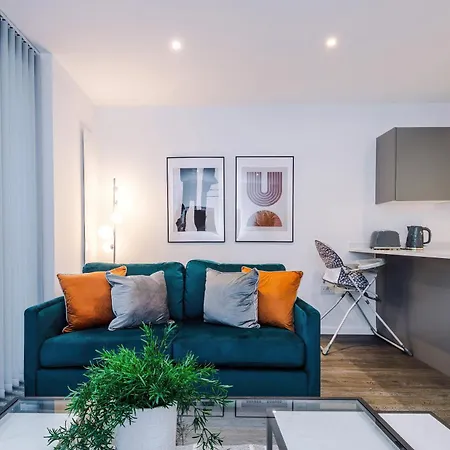 Stylish 1br Near Centre, Salford アパート