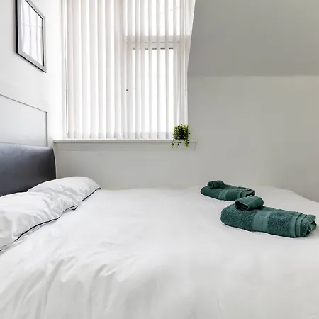 Free Parking, Large House For Contractors & Families, Sleeps 6, 15mins To Centre * Manchester