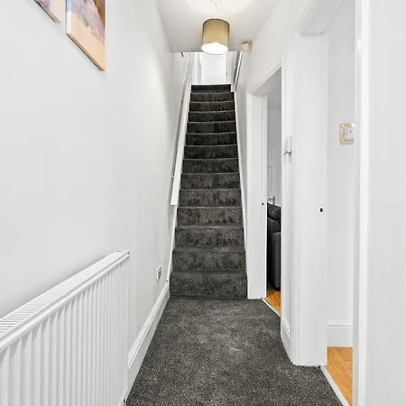 Comfortable 4 Bed - Free Parking & Fast Wifi *