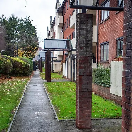 Stylish In Salford With Free Parking Apartment