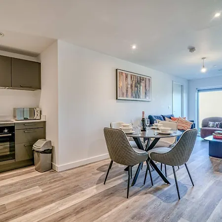 2-br Flat - & Town Centre View -1 Minute To Train & Tram Station - Sleeps 5 *