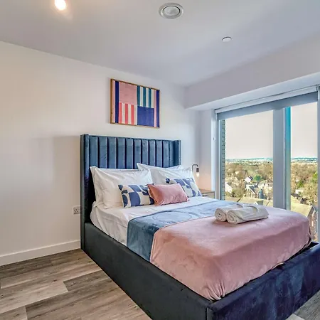 1-br Flat In Eccles - 1 Minute Walk To Train & Tram Station - Sleeps 3