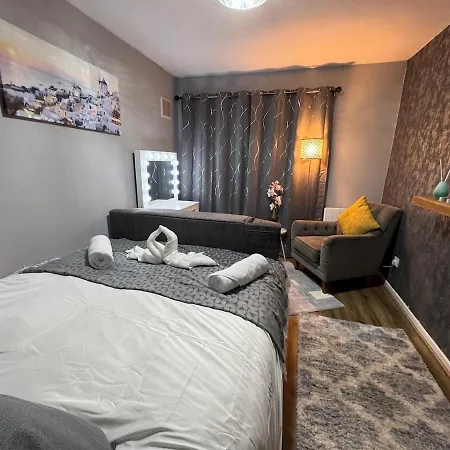 Apartament Air Conditioned Luxury 2-bed Apartment,office With Built-in Tv King Bed, Private Entrance And Free Parking *
