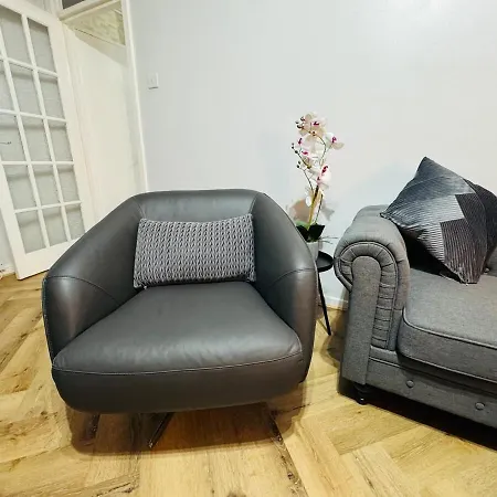 Air Conditioned Luxury 2-bed Apartment,office With Built-in Tv King Bed, Private Entrance And Free Parking *