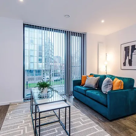 Stylish 1br Near Centre, Salford شقة