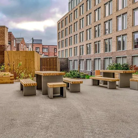 2-br Flat - & Town Centre View -1 Minute To Train & Tram Station - Sleeps 5 Appartement