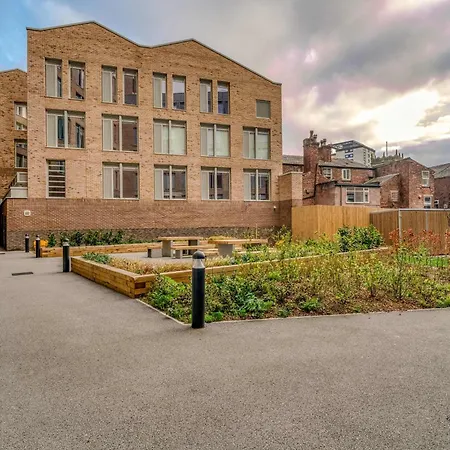 2-br Flat - & Town Centre View -1 Minute To Train & Tram Station - Sleeps 5