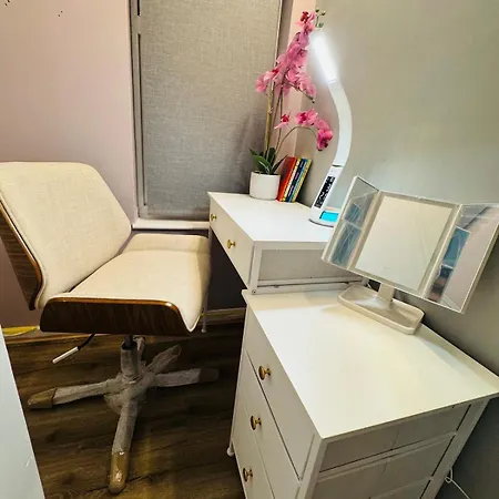 Luxury 2-bed Apartment,office With Built-in Tv King Bed, Private Entrance And Free Parking Appartamento *