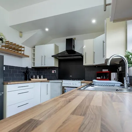 Apartamento Free Parking, Large House For Contractors & Families, Sleeps 6, 15mins To Centre