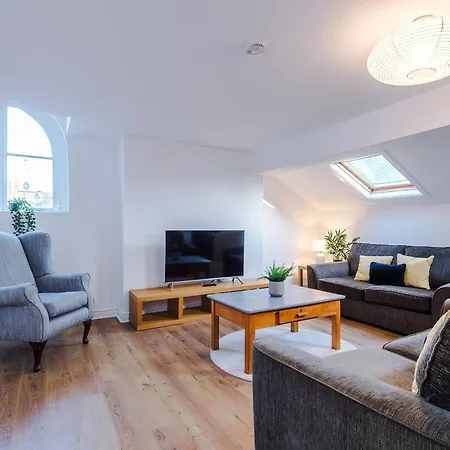 Perfect Getaway At Smedley House Manchester