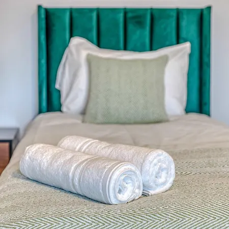 Appartement 2-br Flat - & Town Centre View -1 Minute To Train & Tram Station - Sleeps 5 Manchester