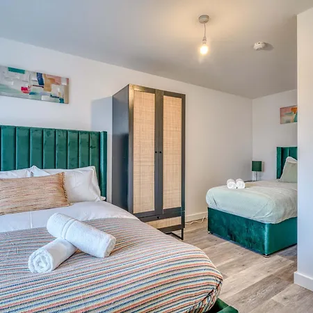 Appartement 2-br Flat - & Town Centre View -1 Minute To Train & Tram Station - Sleeps 5 Manchester