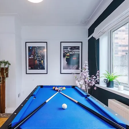Stylish Home, Sleeps 7, Pool Table, Free Parking, Free Wi-fi, Full Kitchen, Perfect For Groups