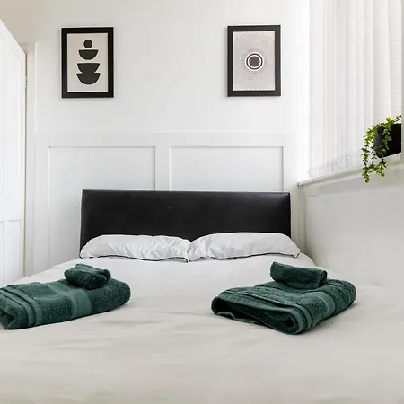 Free Parking, Large House For Contractors & Families, Sleeps 6, 15mins To Centre Manchester