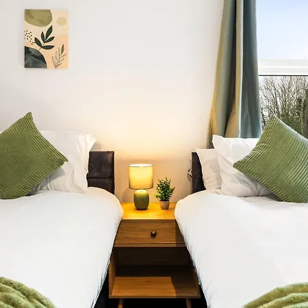 Comfortable 4 Bed - Free Parking & Fast Wifi *