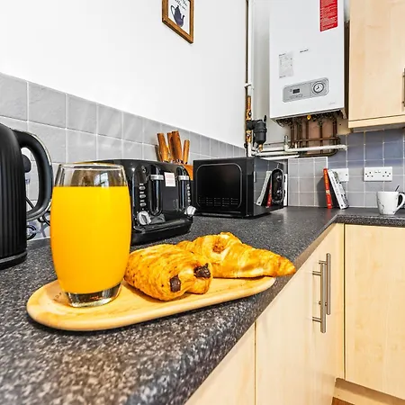 Comfortable 4 Bed - Free Parking & Fast Wifi *