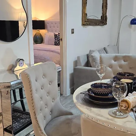 Mega12 Luxury Modern At Centre,2 Bath, 2 Toilets, 2 King Beds,-free Car Park *