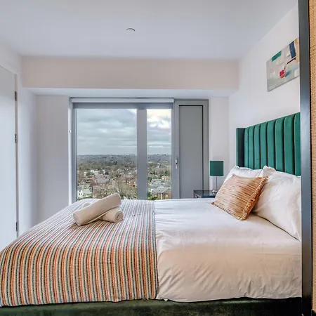 2-br Flat - & Town Centre View -1 Minute To Train & Tram Station - Sleeps 5 * Manchester