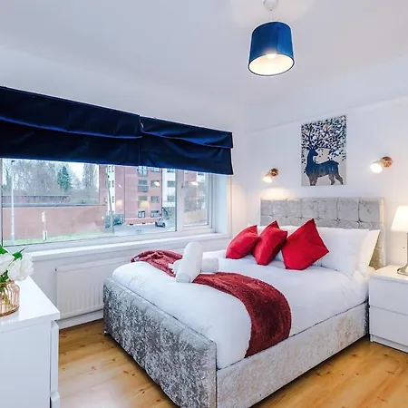 Stylish Home, Sleeps 7, Pool Table, Free Parking, Free Wi-fi, Full Kitchen, Perfect For Groups
