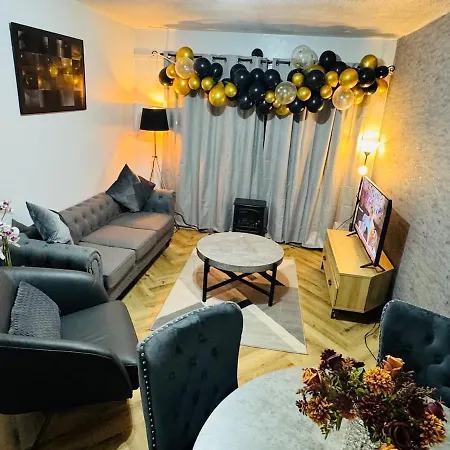 Luxury 2-bed Apartment,office With Built-in Tv King Bed, Private Entrance And Free Parking