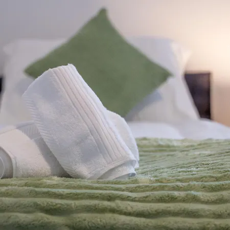 Comfortable 4 Bed - Free Parking & Fast Wifi Appartamento *