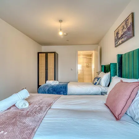 The Trafford Centre - View - Close To Airport - Sleeps 6