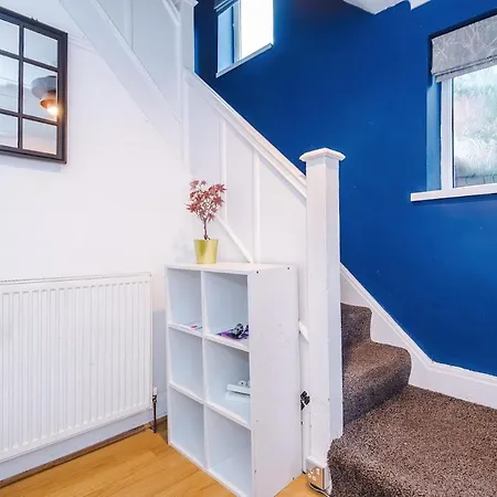 Stylish Home, Sleeps 7, Pool Table, Free Parking, Free Wi-fi, Full Kitchen, Perfect For Groups Appartamento