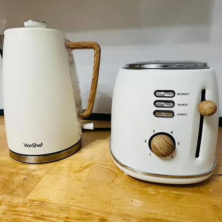 Luxury 2-bed Apartment,office With Built-in Tv King Bed, Private Entrance And Free Parking Manchester