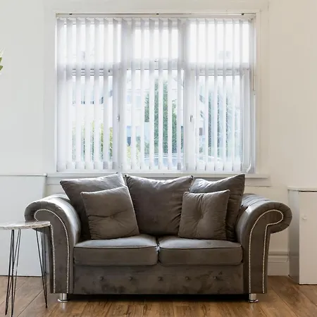 Free Parking, Large House For Contractors & Families, Sleeps 6, 15mins To Centre Apartman
