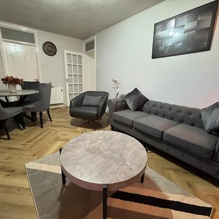 Apartament Air Conditioned Luxury 2-bed Apartment,office With Built-in Tv King Bed, Private Entrance And Free Parking