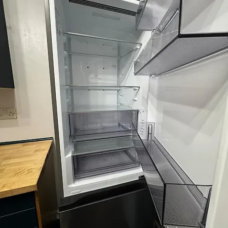 Air Conditioned Luxury 2-bed Apartment,office With Built-in Tv King Bed, Private Entrance And Free Parking *