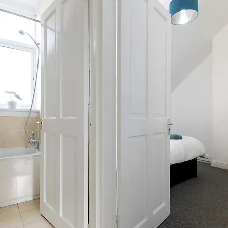 Free Parking, Large House For Contractors & Families, Sleeps 6, 15mins To Centre *