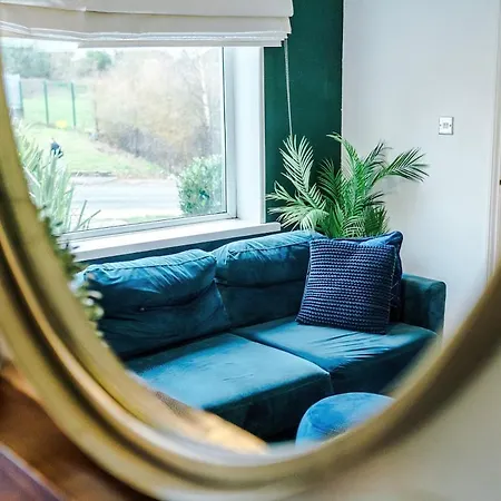 Stylish Home, Sleeps 7, Pool Table, Free Parking, Free Wi-fi, Full Kitchen, Perfect For Groups Appartamento