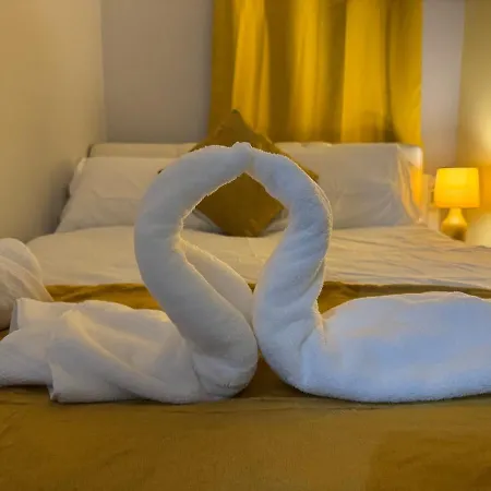 Air Conditioned Luxury 2-bed Apartment,office With Built-in Tv King Bed, Private Entrance And Free Parking Apartament