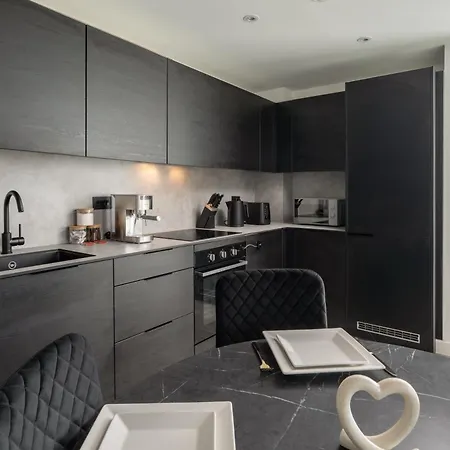 2 Bedroom - Old Trafford - Balcony - Free Parking