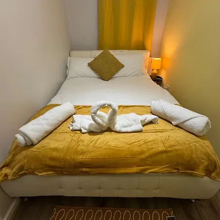 Air Conditioned Luxury 2-bed Apartment,office With Built-in Tv King Bed, Private Entrance And Free Parking