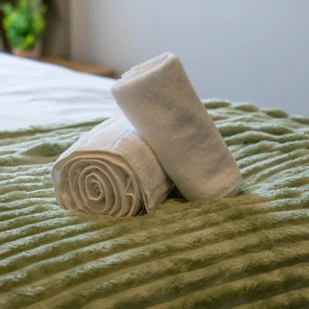 Comfortable 4 Bed - Free Parking & Fast Wifi *