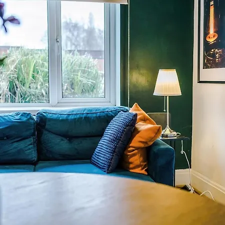 Apartament Stylish Home, Sleeps 7, Pool Table, Free Parking, Free Wi-fi, Full Kitchen, Perfect For Groups Manchester