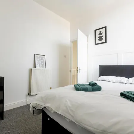 Free Parking, Large House For Contractors & Families, Sleeps 6, 15mins To Centre