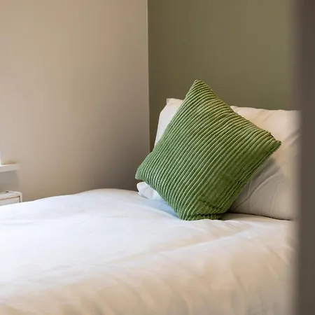 Comfortable 4 Bed - Free Parking & Fast Wifi Appartamento