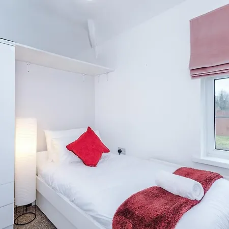 Stylish Home, Sleeps 7, Pool Table, Free Parking, Free Wi-fi, Full Kitchen, Perfect For Groups Appartamento