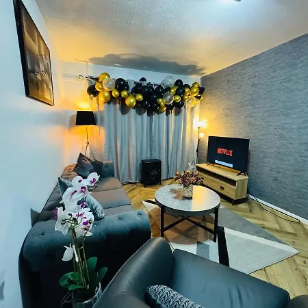 Air Conditioned Luxury 2-bed Apartment,office With Built-in Tv King Bed, Private Entrance And Free Parking * Manchester