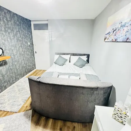 Air Conditioned Luxury 2-bed Apartment,office With Built-in Tv King Bed, Private Entrance And Free Parking *
