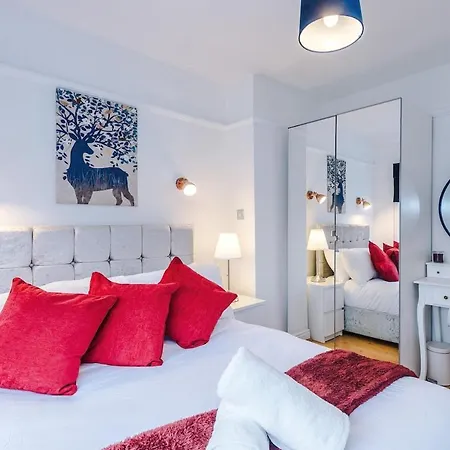 Stylish Home, Sleeps 7, Pool Table, Free Parking, Free Wi-fi, Full Kitchen, Perfect For Groups Appartamento Manchester