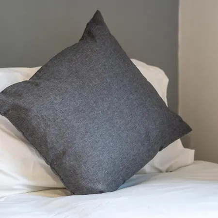 Comfortable 4 Bed - Free Parking & Fast Wifi Appartamento