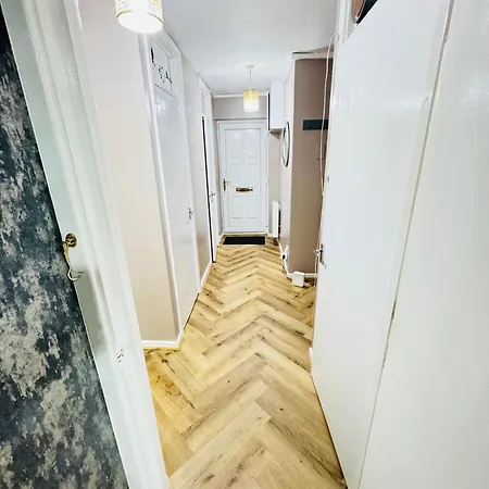 Air Conditioned Luxury 2-bed Apartment,office With Built-in Tv King Bed, Private Entrance And Free Parking Apartament *