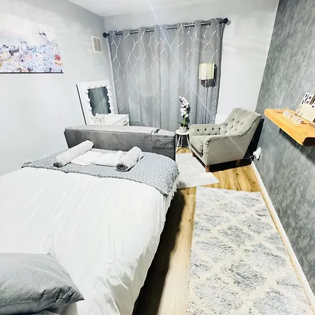 Air Conditioned Luxury 2-bed Apartment,office With Built-in Tv King Bed, Private Entrance And Free Parking