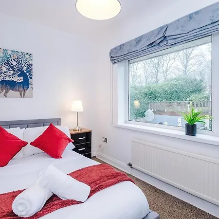 Stylish Home, Sleeps 7, Pool Table, Free Parking, Free Wi-fi, Full Kitchen, Perfect For Groups * Manchester