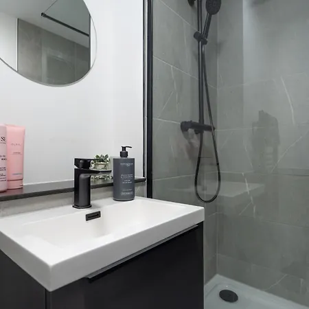 2 Bedroom - Old Trafford - Balcony - Free Parking 公寓 *